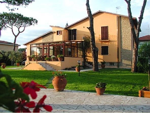 B&B Villa Acero Marina Di Carrara Bagian luar foto